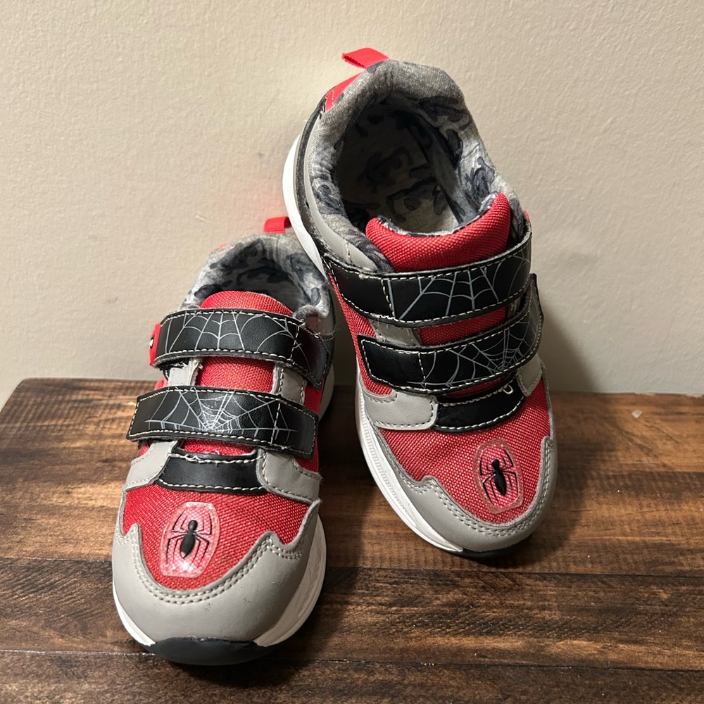 Marvel Spider-Man Kids Size 12 Light Up Hook & Loop Sneakers